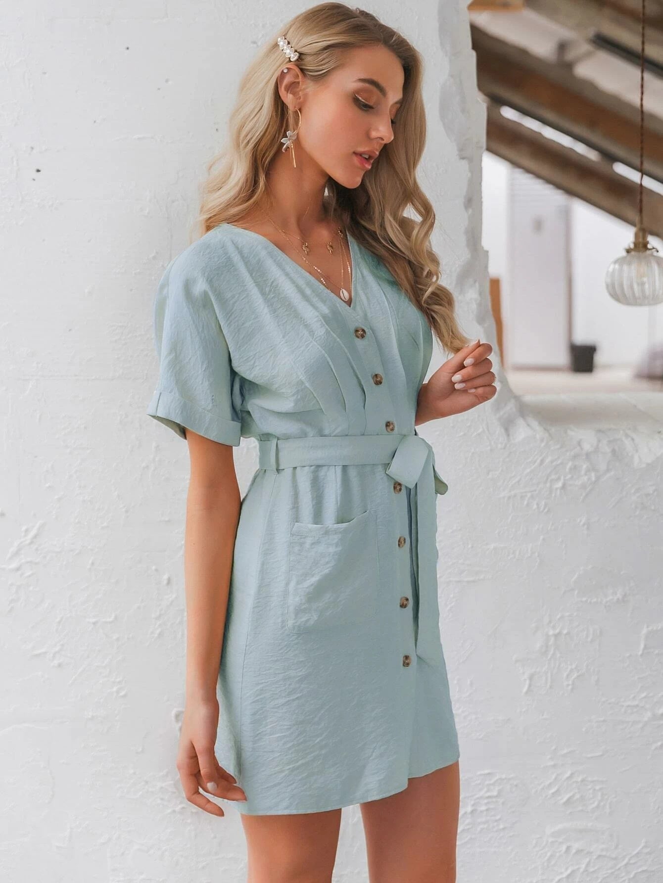Robe courte boutonnée à ceinture nouée