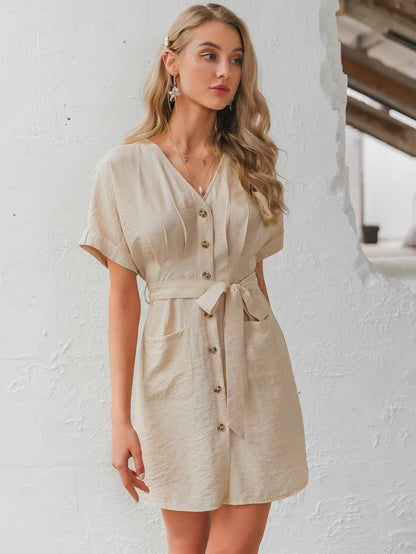 Robe courte boutonnée à ceinture nouée