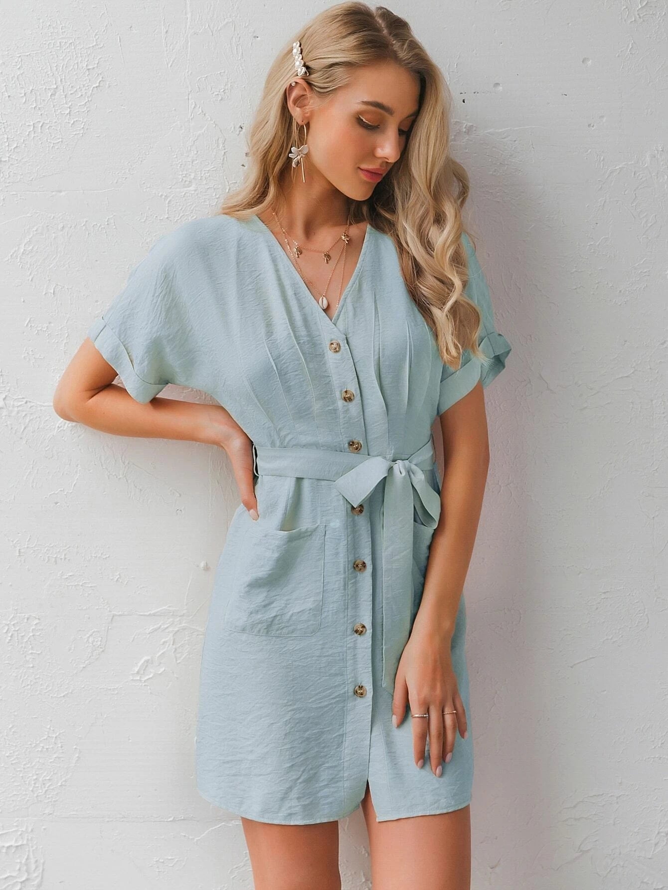 Robe courte boutonnée à ceinture nouée