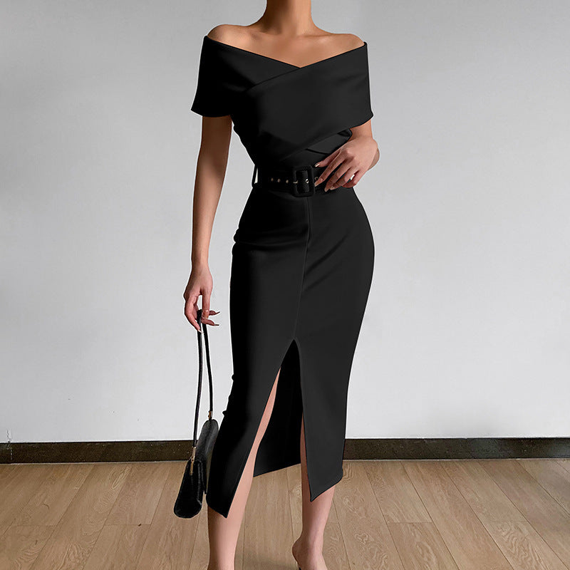 Robe midi noire à épaules dénudées et ceinture