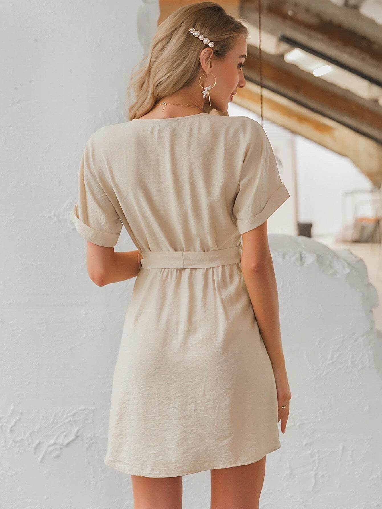 Robe courte boutonnée à ceinture nouée