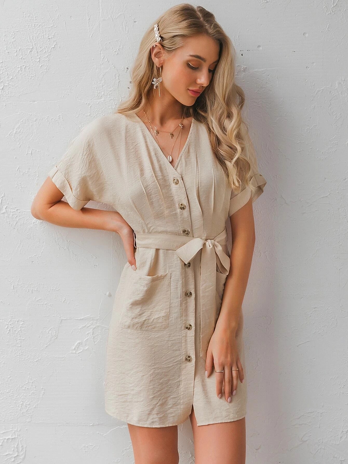 Robe courte boutonnée à ceinture nouée