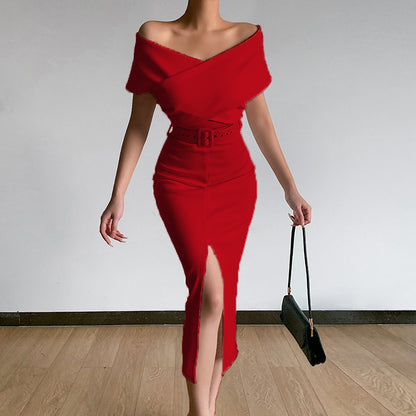 Robe midi noire à épaules dénudées et ceinture
