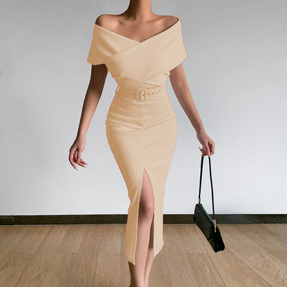 Robe midi noire à épaules dénudées et ceinture