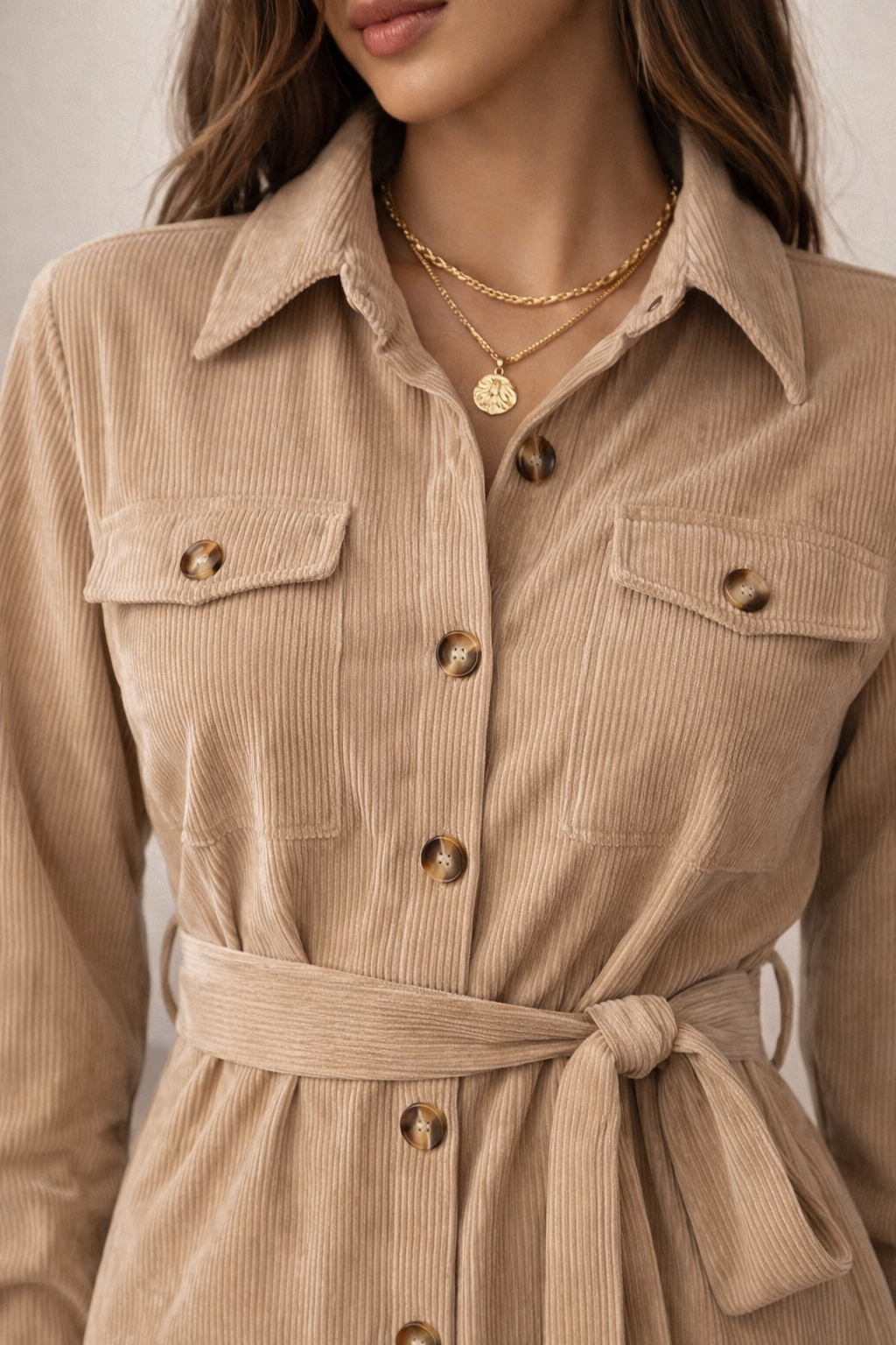 Robe chemise courte beige en velours côtelé