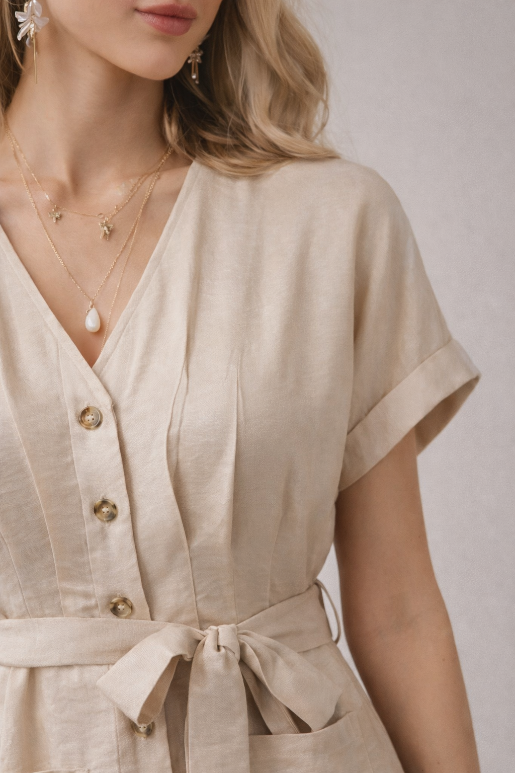 Robe courte boutonnée à ceinture nouée