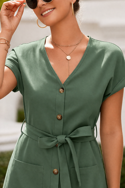 Robe verte boutonnée à ceinture nouée